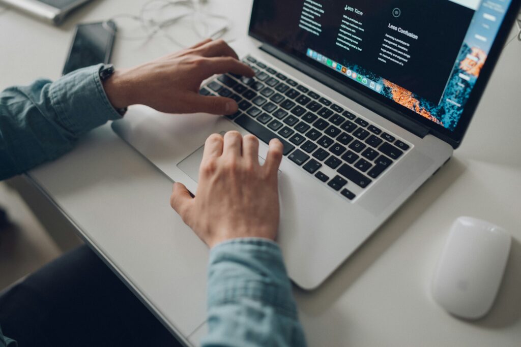 Profesional trabajando en el desarrollo de una pagina web