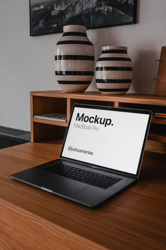 Laptop mostrando el diseño de una página web